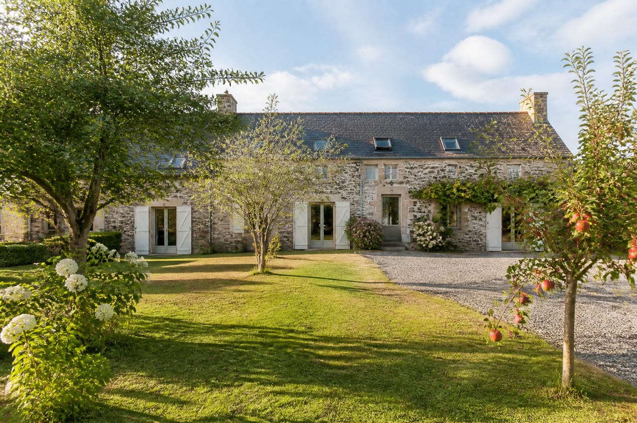 L'Élégance Normande : Un manoir restauré avec un jardin à la française.